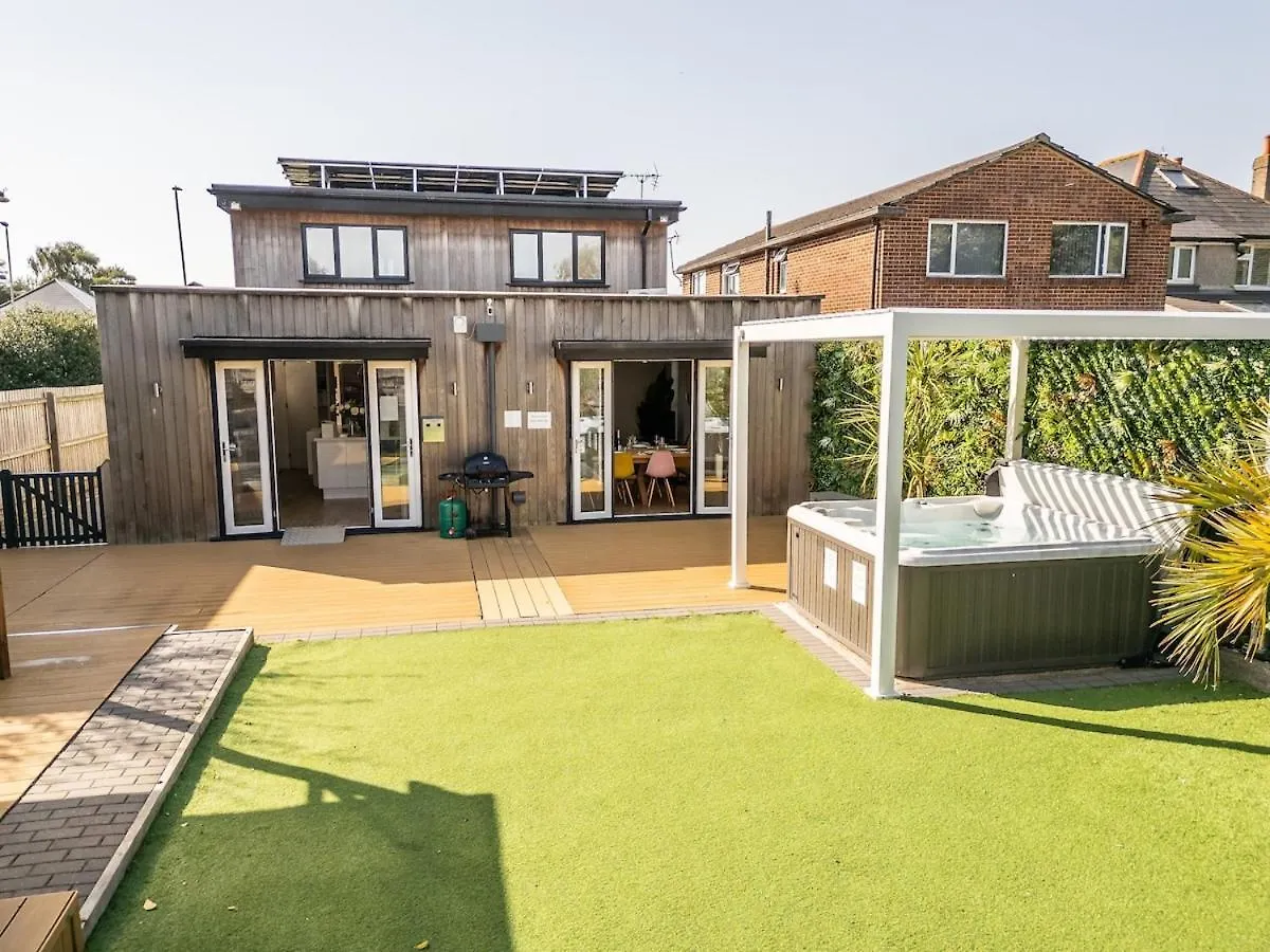 Holiday home Hot Tub, Games Room & Cinema In Bournemouth, Excellent Ratings On Other Sites