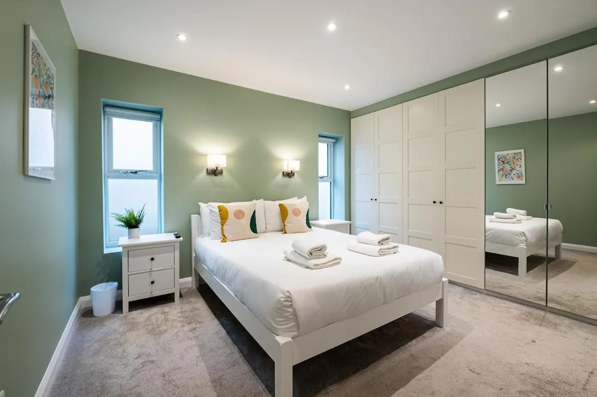 Hot Tub, Games Room & Cinema In Bournemouth, Excellent Ratings On Other Sites 0*, Bournemouth