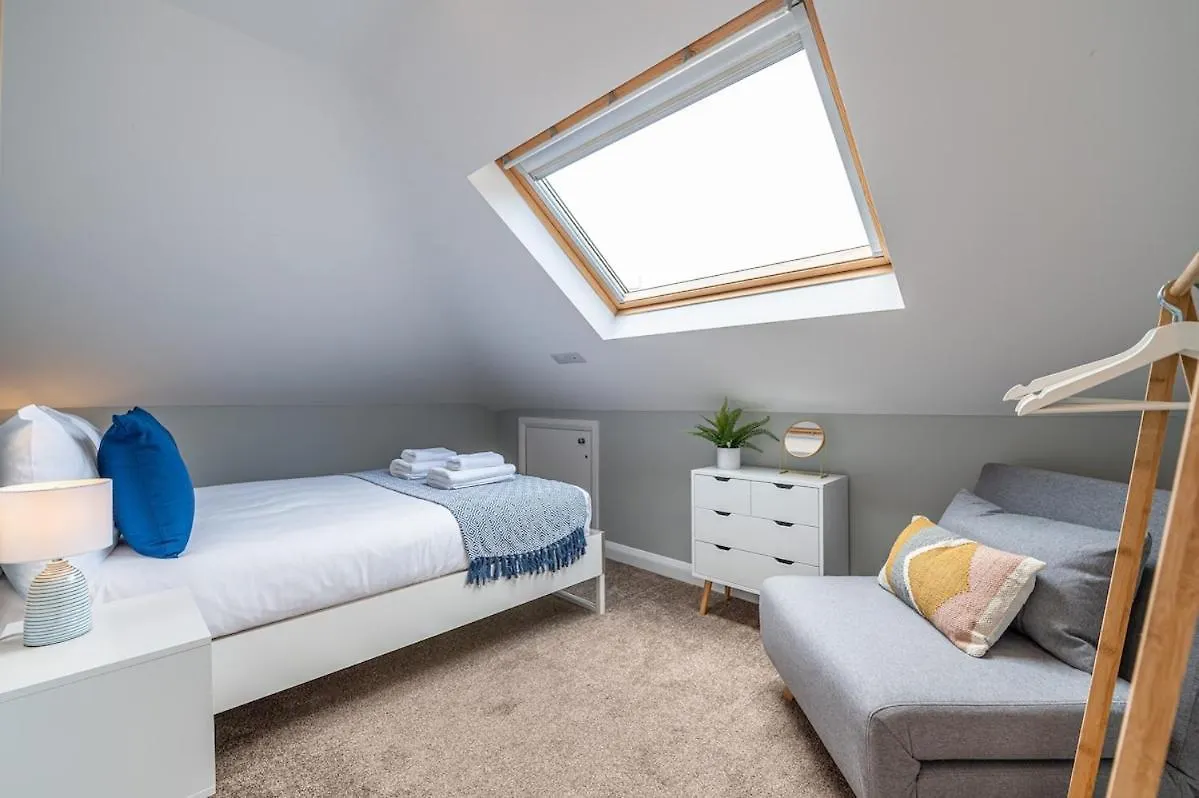Hot Tub, Games Room & Cinema In Bournemouth, Excellent Ratings On Other Sites 0*, Bournemouth