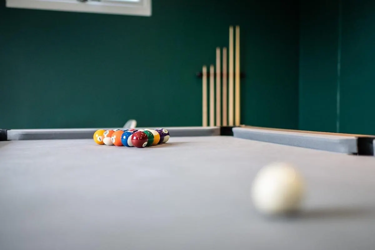 Hot Tub, Games Room & Cinema In Bournemouth, Excellent Ratings On Other Sites