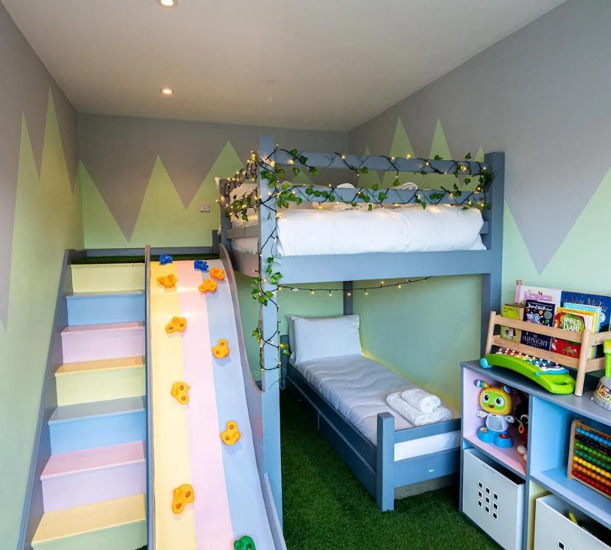 Hot Tub, Games Room & Cinema In Bournemouth, Excellent Ratings On Other Sites Holiday home Bournemouth