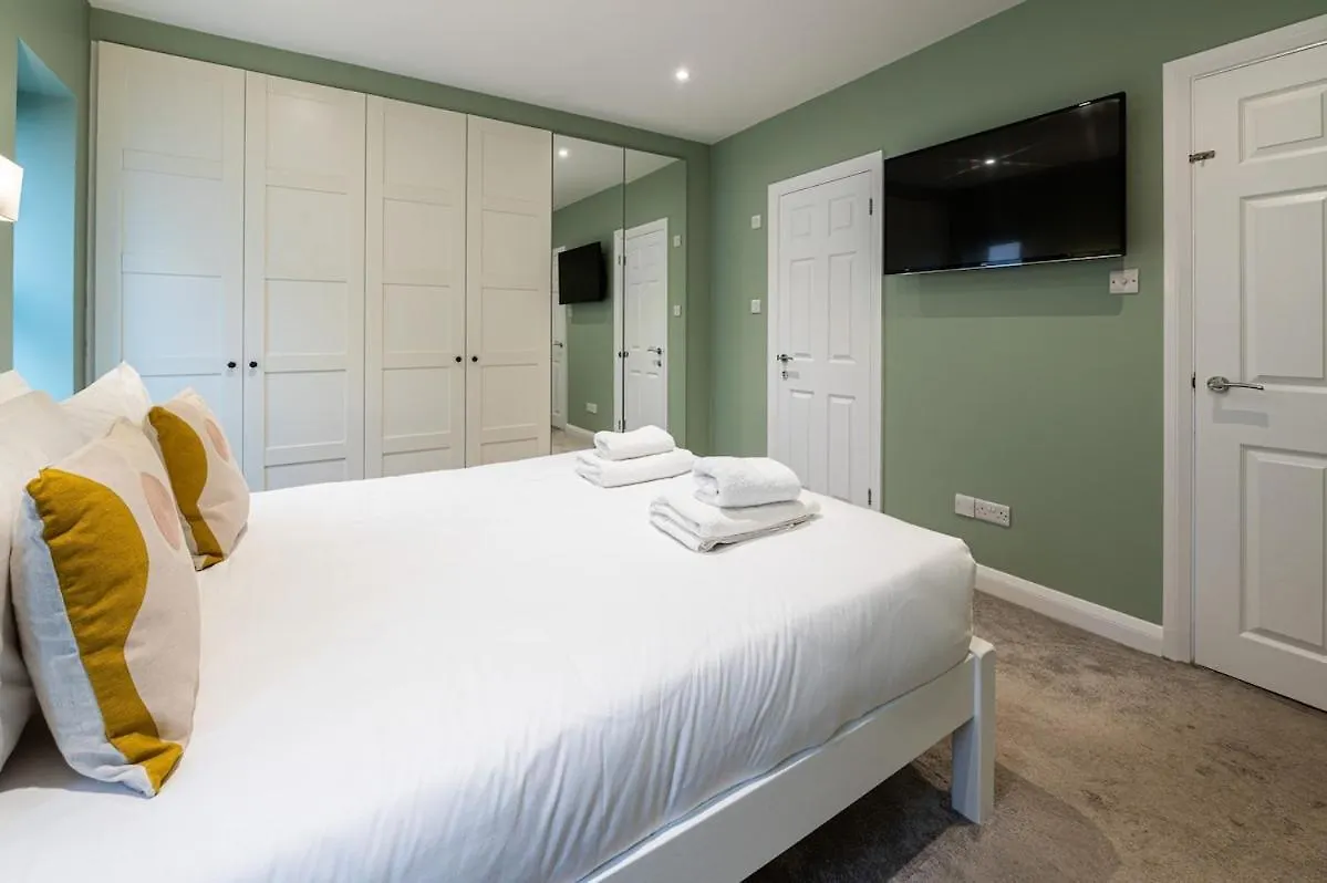 Hot Tub, Games Room & Cinema In Bournemouth, Excellent Ratings On Other Sites 0*, Bournemouth